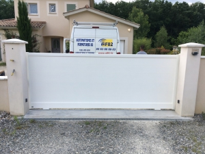 2018-06-14_portail-alu-coulissant-blanc-panneau-plein